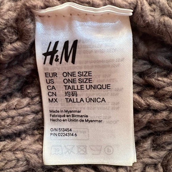 H&M Cable-knit Pompom Hat Soft, cable-knit hat with a fluffy pompom - Picture 3 of 4